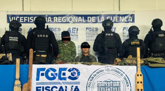 *Fiscalía de Oaxaca obtiene prisión preventiva contra dos hombres vinculados a célula delictiva que opera entre Oaxaca y Veracruz; detenidos con armas, droga y uniformes apócrifos* Oaxaca de Juárez, Oax., a 27 de marzo de 2026.-Como resultado de una investigación ministerial, la Fiscalía General del Estado de Oaxaca (FGEO) obtuvo prisión preventiva oficiosa en contra de dos hombres identificados como U.J.C. y R.R.J., por delitos contra la salud en su modalidad de narcomenudeo, usurpación de funciones públicas o de profesión, uso indebido de condecoraciones y uniformes, así como portación de armas prohibidas. De acuerdo con las indagatorias, ambos sujetos estarían presuntamente vinculados con una célula delictiva dedicada a diversas actividades ilícitas en la zona limítrofe entre Veracruz y Oaxaca. La detención de U.J.C. y R.R.J., se llevó a cabo mediante un despliegue táctico de disuasión y prevención del delito en jurisdicción de Tezonapa, Veracruz, y en el municipio de Cosolapa, Oaxaca. En el operativo participaron las Fiscalías de Oaxaca y Veracruz, la Unidad Especializada en Combate al Secuestro (UECS), las Secretarías de Seguridad Pública de ambas entidades, la Secretaría de la Defensa Nacional (DEFENSA), la Secretaría de Marina, la Guardia Nacional (GN) y la Policía Estatal. Durante recorridos de vigilancia, los elementos detectaron dos vehículos sospechosos: una camioneta Honda CR-V gris sin placas de circulación, con logotipos apócrifos de la Fiscalía General de la República y cristales rotos, así como un Nissan March con placas del estado de Veracruz y distintivos de la Fiscalía de esa entidad. Al solicitar a los ocupantes que se identificaran, estos reaccionaron de manera agresiva, evasiva y amenazante. Durante la inspección, los agentes localizaron armas de fuego visibles en uno de los vehículos. En ese momento, uno de los sujetos intentó huir escalando una barda, pero fue alcanzado y detenido. Como resultado del operativo, se aseguraron tablas de castigo con siglas del CJNG, armas de fuego, cargadores, cartuchos útiles, equipo táctico, pasamontañas, ponchallantas, logotipos adheribles de instituciones de seguridad, credenciales para votar de distintas personas, así como diversas dosis de marihuana y cristal. Tras su detención, ambos sujetos fueron trasladados para su certificación médica y posteriormente puestos a disposición de la autoridad ministerial correspondiente. En audiencia inicial, el Juez de Control calificó como legal la detención; sin embargo, ambos detenidos se acogieron al término constitucional, por lo que se fijó la continuación de la audiencia para resolver su situación jurídica, imponiéndoles como medida cautelar la prisión preventiva oficiosa. Las investigaciones ministeriales señalan que los detenidos podrían estar relacionados con el grupo criminal conocido como “El Tigre”, que opera principalmente en Veracruz. Asimismo, se les vincula con bloqueos carreteros y la quema de vehículos en caminos y carreteras de esa entidad. La Fiscalía de Oaxaca reiteró su compromiso de fortalecer la seguridad y la procuración de justicia mediante la coordinación interinstitucional con entidades vecinas, a fin de garantizar la paz social en las ocho regiones del estado.