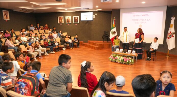 Comparte Salomón Jara lectura con estudiantes de Valles Centrales