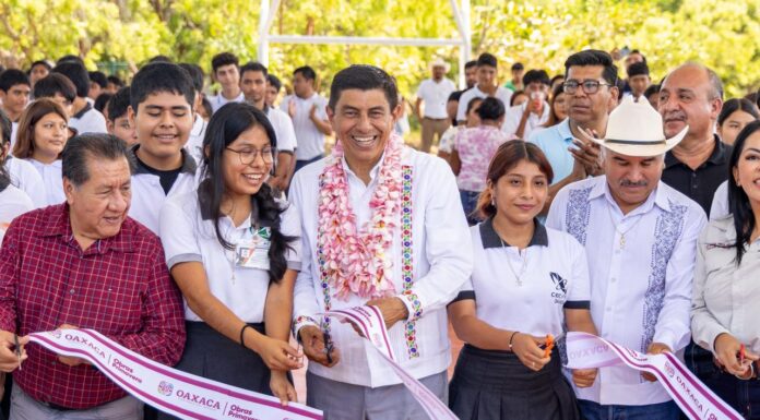 Con obras de infraestructura educativa, mejora Gobierno del Bienestar aprendizaje de las adolescencias en Santa María Tonameca