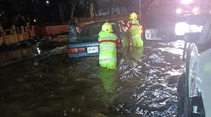 Protección Civil Municipal de Oaxaca de Juárez brinda apoyo oportuno a vecinas y vecinos ante las emergencias registradas por la intensa lluvia con granizo