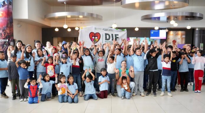 Vecinitas y vecinitos de la Agencia Municipal de Pueblo Nuevo, disfrutaron de una función de cine organizada por el Sistema DIF Municipal de Oaxaca de Juárez