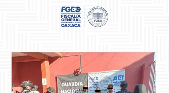 Fiscalía de Oaxaca ejecuta cateo en la Sierra de Flores Magón; detiene a tres personas y asegura presunta droga, arma de fuego e indicios relacionados con narcomenudeo