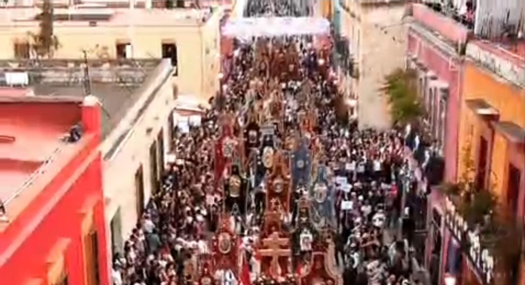 La Procesión del Silencio recorrió este viernes el Centro Histórico de Oaxaca de Juárez