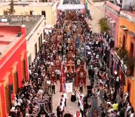 La Procesión del Silencio recorrió este viernes el Centro Histórico de Oaxaca de Juárez