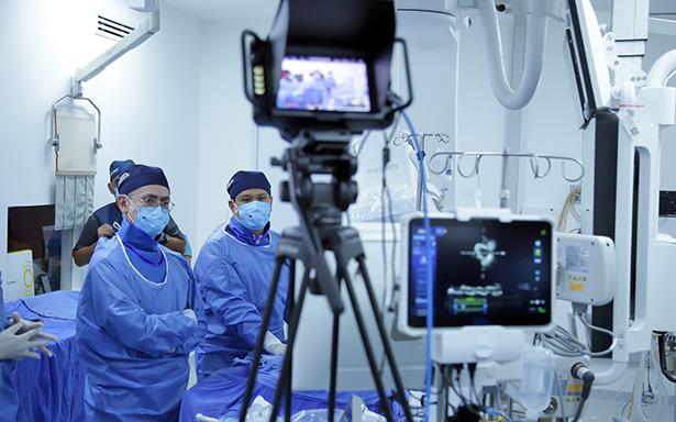 Especialistas del IMSS comparten experiencia de alta complejidad en cardiología intervencionista en foro mundial
