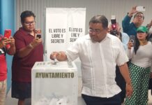 El candidato a Rector Farid Acevedo acudió a votar a la casilla instalada en la Facultad de Contaduría y Administración