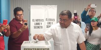 El candidato a Rector Farid Acevedo acudió a votar a la casilla instalada en la Facultad de Contaduría y Administración