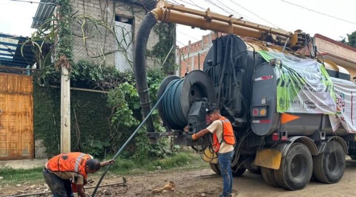 Municipio de Oaxaca de Juárez llevó a cabo trabajos de desazolve en las calles Libertad y Triunfo, en la zona de Riberas del Atoyac, así como en la agencia de San Martín Mexicapam