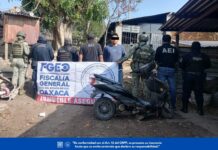 Fiscalía de Oaxaca ejecuta cateo en deshuesadero de San Pablo Etla; asegura motocicleta con reporte de robo y detiene a una persona
