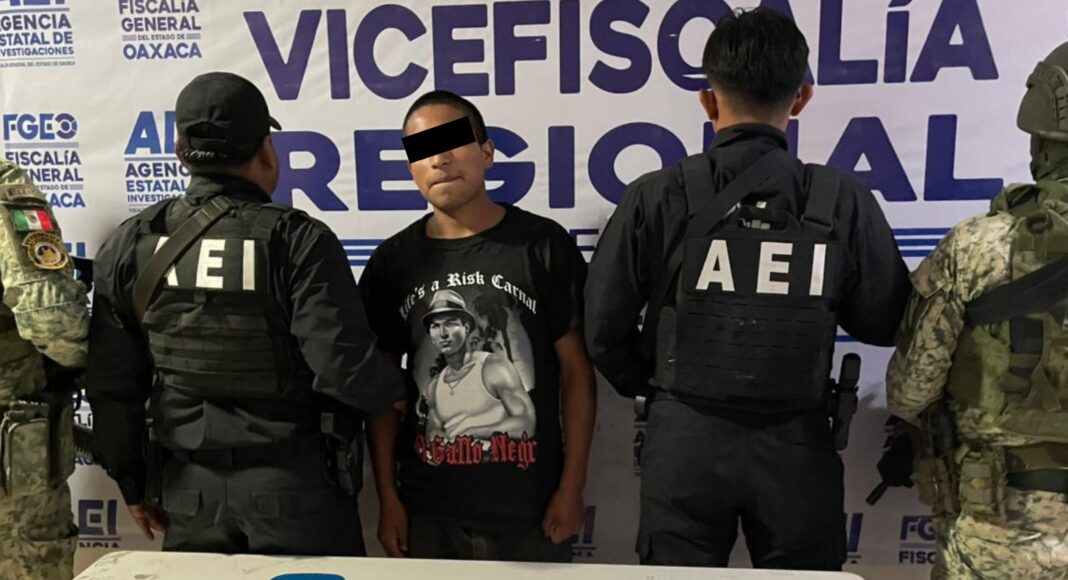 Fiscalía de Oaxaca ejecuta cateos en Zaachila; aseguran presuntas dosis de droga y detienen a dos personas.