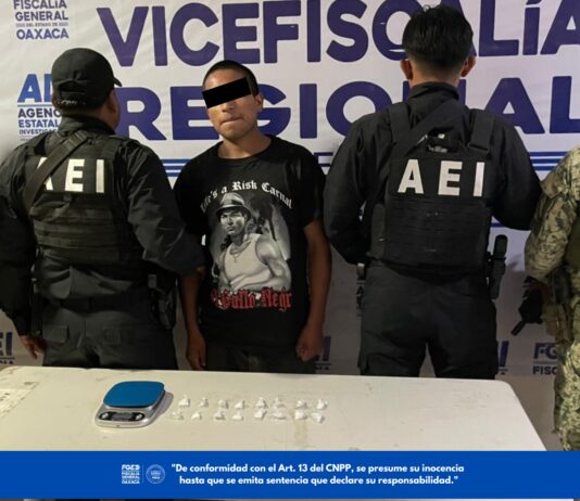 Fiscalía de Oaxaca ejecuta cateos en Zaachila; aseguran presuntas dosis de droga y detienen a dos personas.