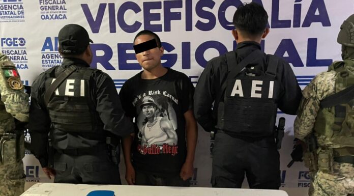 Fiscalía de Oaxaca ejecuta cateos en Zaachila; aseguran presuntas dosis de droga y detienen a dos personas.