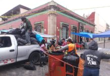 Personal de la Secretaría de Servicios Vecinales mantiene labores permanentes de limpieza y atención en el Zócalo capitalino, en seguimiento a las instrucciones del Presidente Municipal Ray Chagoya