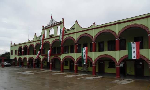 Fiscalía de Oaxaca obtiene vinculación a proceso contra ex presidenta municipal de San Felipe Tejalápam por probable violencia política cometida en agravio de ex Síndico Municipal.