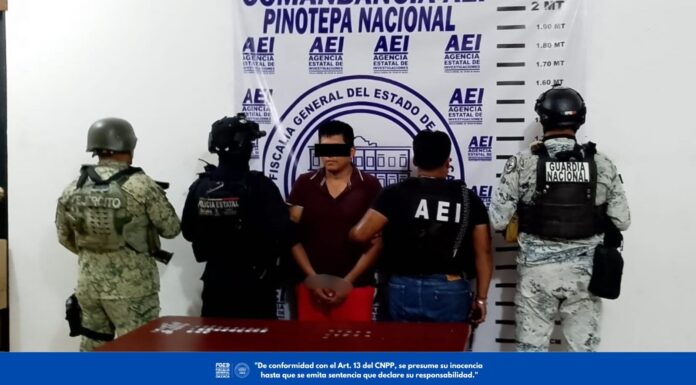 Fiscalía de Oaxaca ejecuta cateo en Pinotepa Nacional; aseguran presuntas dosis de droga y detienen a una persona