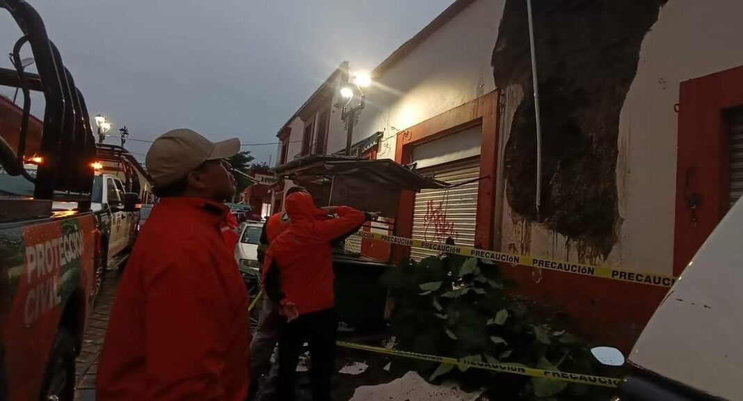 Protección Civil atiende reporte de desprendimiento de una fachada en la calle de Rayón