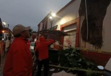 Protección Civil atiende reporte de desprendimiento de una fachada en la calle de Rayón