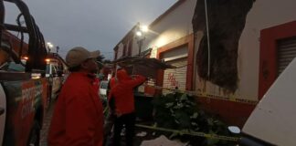 Protección Civil atiende reporte de desprendimiento de una fachada en la calle de Rayón