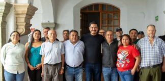 El presidente municipal Ray Chagoya, sostuvo este sábado una reunión de trabajo con integrantes de distintos sitios de taxis de Oaxaca de Juárez