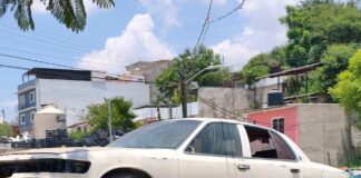 El Gobierno Municipal de Oaxaca de Juárez realizó el retiro de un vehículo en estado de abandono en la Colonia El Centenario