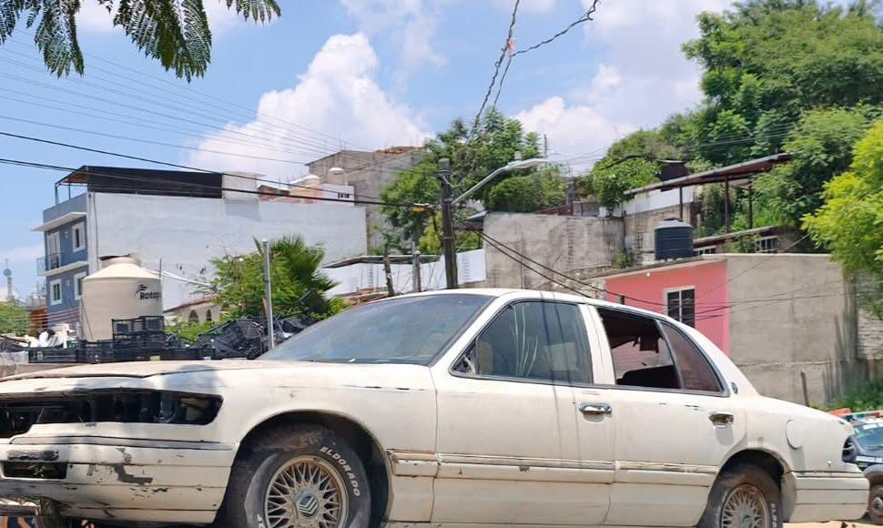 El Gobierno Municipal de Oaxaca de Juárez realizó el retiro de un vehículo en estado de abandono en la Colonia El Centenario