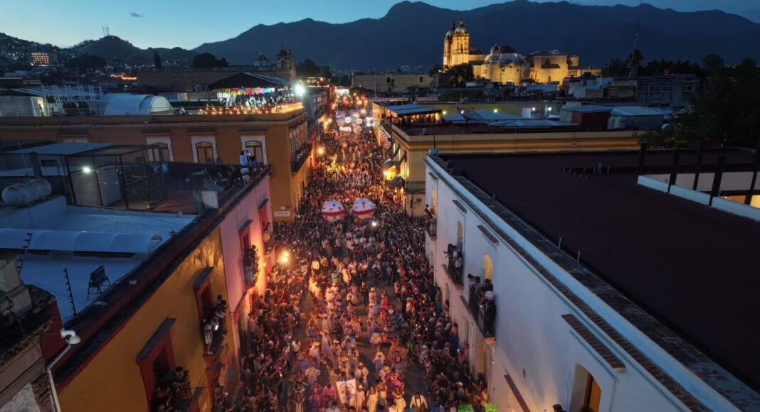 Algarabía, música, danza y tradición inundan las calles del Centro Histórico durante la primera Calenda de las Culturas