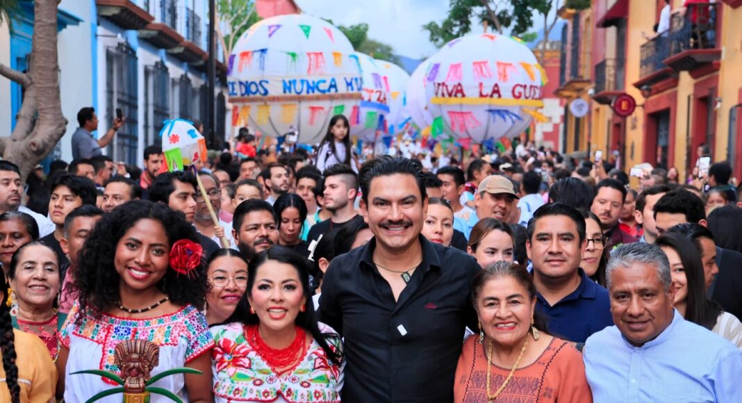 Oaxaca de Juárez vive sus tradiciones con alegría, música y color