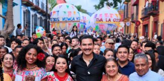 Oaxaca de Juárez vive sus tradiciones con alegría, música y color