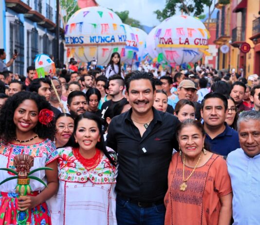Oaxaca de Juárez vive sus tradiciones con alegría, música y color