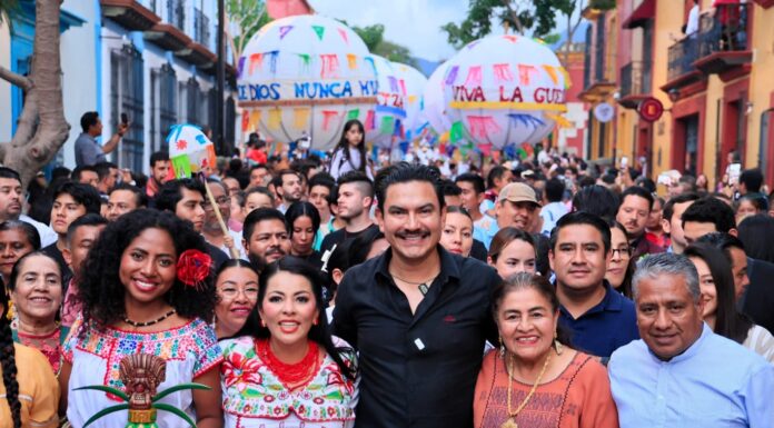 Oaxaca de Juárez vive sus tradiciones con alegría, música y color