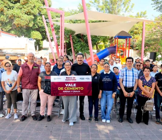 El presidente municipal de Oaxaca de Juárez, Ray Chagoya, entregó el Banco de Materiales a vecinas y vecinos de la agencia de Cinco Señores