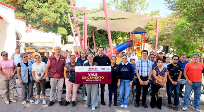 El presidente municipal de Oaxaca de Juárez, Ray Chagoya, entregó el Banco de Materiales a vecinas y vecinos de la agencia de Cinco Señores