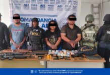 Fiscalía de Oaxaca, DEFENSA y Policía Estatal ejecutan cateo en Ejutla de Crespo; detienen a tres, aseguran armas y más de 1.4 millones de pesos