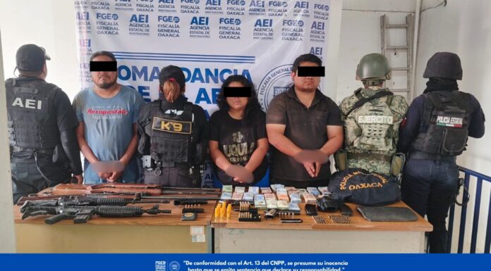 Fiscalía de Oaxaca, DEFENSA y Policía Estatal ejecutan cateo en Ejutla de Crespo; detienen a tres, aseguran armas y más de 1.4 millones de pesos