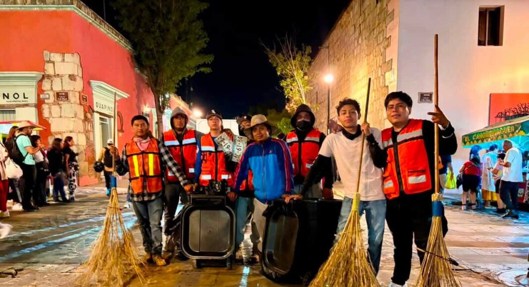 Durante y después del Desfile de Delegaciones, las calles de Oaxaca de Juárez se mantuvieron limpias