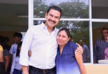 El presidente municipal de Oaxaca de Juárez, Ray Chagoya, entregó una nueva aula en la Escuela Secundaria Técnica No. 80, ubicada en la colonia Los Ángeles, de la Agencia Municipal de Pueblo Nuevo
