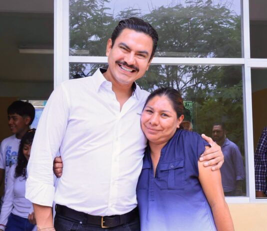 El presidente municipal de Oaxaca de Juárez, Ray Chagoya, entregó una nueva aula en la Escuela Secundaria Técnica No. 80, ubicada en la colonia Los Ángeles, de la Agencia Municipal de Pueblo Nuevo