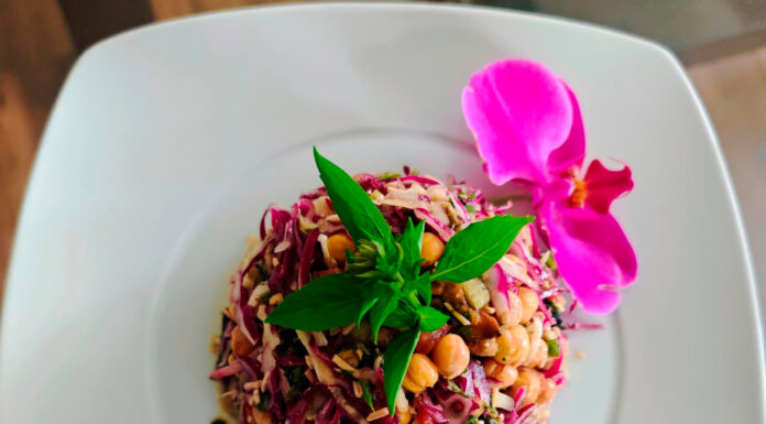 Ensalada de repollo con garbanzos
