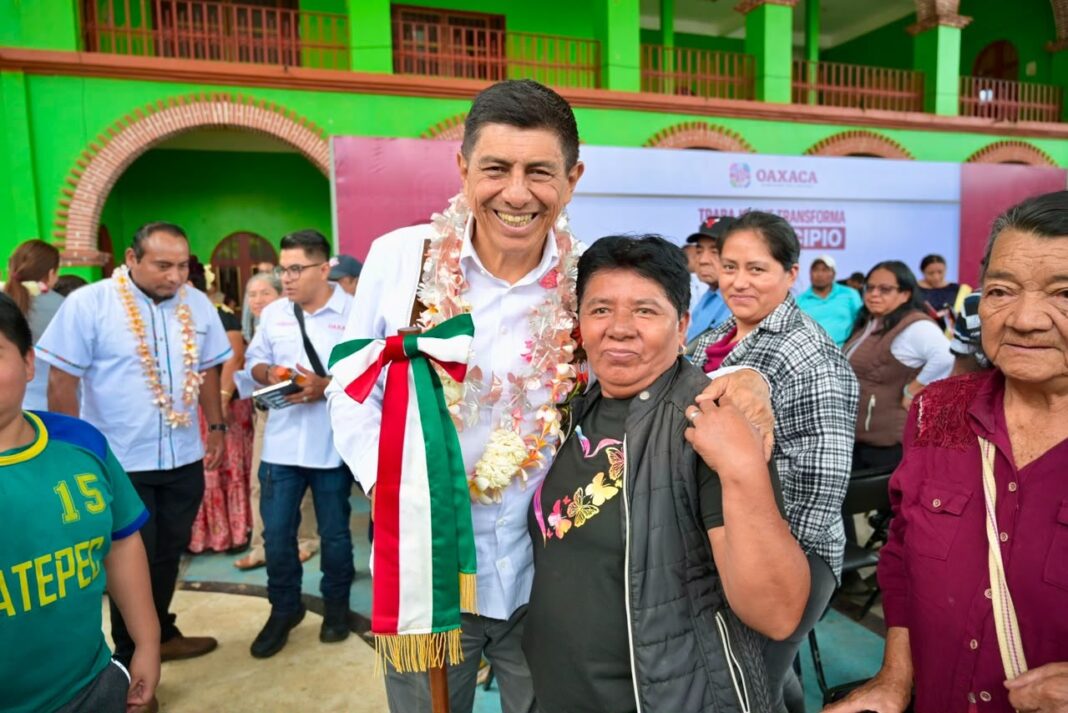 Cumple Gobernador de Oaxaca con rehabilitación de carretera de Santa María Ecatepec (7)