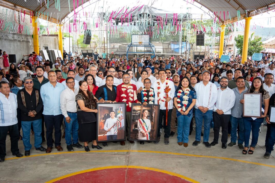 Entrega Salomón Jara constancia de reconocimiento a la nueva agencia municipal Guillermo González Guardado4