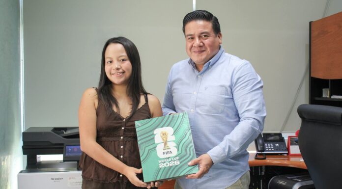 UABJO ENTREGA ÁLBUM EDICIÓN ESPECIAL DEL MUNDIAL 2026 A GANADORA DE CONCURSO DE VIDEO