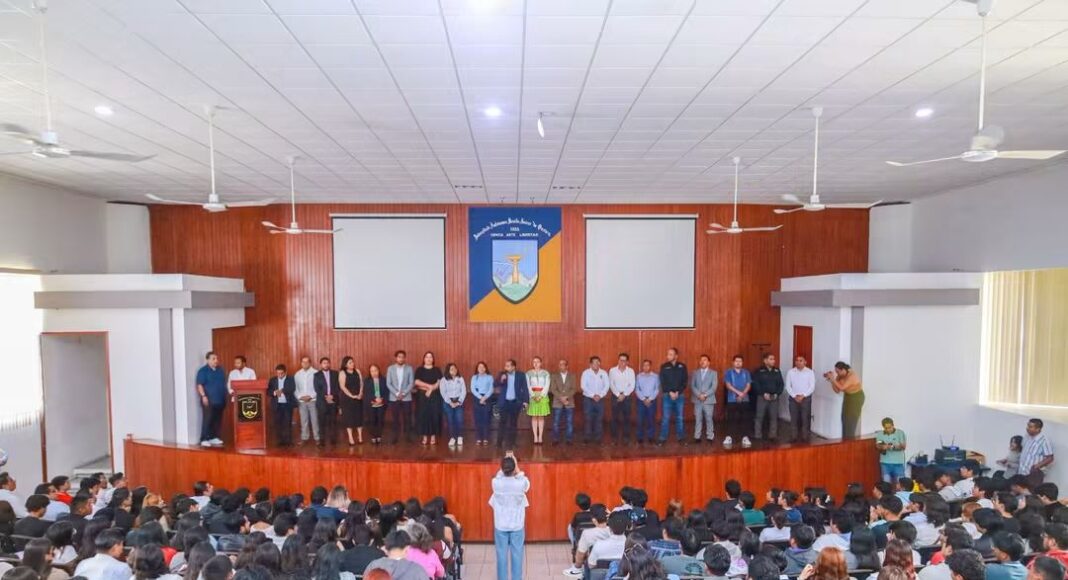 NUEVA GENERACIÓN DE ESTUDIANTES DE DERECHO INICIA SU TRAYECTORIA EN LA UABJO