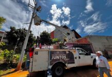 Atiende Ray Chagoya solicitud vecinal con instalación de luminarias en el barrio Loma Rancho