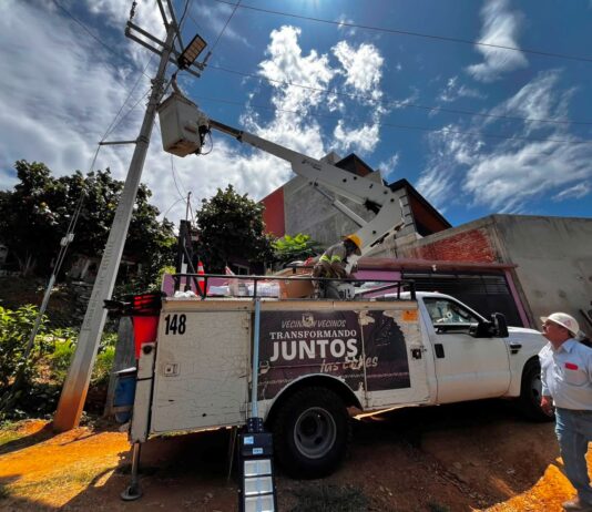 Atiende Ray Chagoya solicitud vecinal con instalación de luminarias en el barrio Loma Rancho