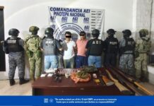 *Fiscalía de Oaxaca ejecuta cateo en San Pedro Atoyac y detiene a dos personas* Oaxaca de Juárez, Oax., a 7 de agosto de 2026.- En un despliegue operativo enfocado en el combate al narcomenudeo, la Fiscalía General del Estado de Oaxaca (FGEO) ejecutó una orden de cateo en un inmueble ubicado en San Pedro Atoyac, donde fueron detenidas dos personas y aseguradas armas de fuego, cartuchos útiles y diversas sustancias con características de estupefacientes. La diligencia se realizó durante la madrugada del 18 de julio de 2026, en un inmueble ubicado sobre la calle Miguel Hidalgo, en el Barrio San Nicolás de San Pedro Atoyac, con la participación de elementos de la Agencia Estatal de Investigaciones (AEI), en coordinación con la Secretaría de la Defensa Nacional (DEFENSA), Guardia Nacional y Policía Estatal. Durante la intervención fueron detenidas dos personas del sexo masculino identificadas como I.O.J. y E.O.V., quienes quedaron a disposición de la autoridad ministerial correspondiente, que determinará su situación jurídica. Como resultado del cateo, las autoridades localizaron y aseguraron cuatro armas largas, así como un cargador abastecido con cartuchos. De igual manera, fue asegurada una mochila que contenía bolsas con hierba verde y seca con características de marihuana, así como diversas dosis de una sustancia blanca granulada con características de cristal o cocaína, además de una prenda de vestir con camuflaje pixeleado. En otra de las áreas intervenidas, los agentes investigadores localizaron un arma corta con un cargador abastecido con siete cartuchos útiles calibre .22, un cargador adicional vacío y 67 cartuchos útiles del mismo calibre, además de diversas bolsas que contenían sustancias granuladas y hierba seca con características de estupefacientes. La Fiscalía de Oaxaca reafirma su compromiso con la lucha frontal contra el narcomenudeo y la delincuencia organizada, estrechando la vigilancia en las comunidades de la Costa oaxaqueña para desarticular puntos de distribución ilegal y recuperar los espacios públicos en favor de la paz, la salud y la tranquilidad de las familias de la región.