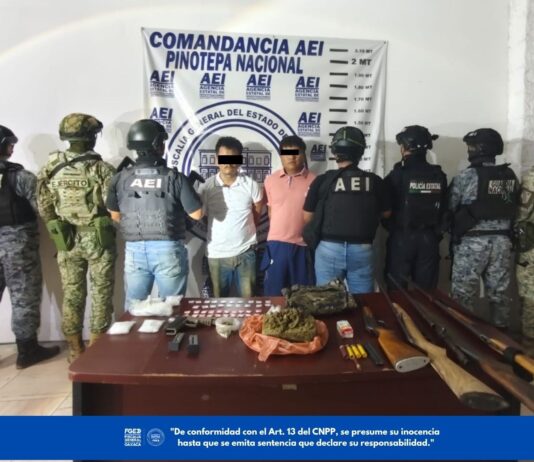 *Fiscalía de Oaxaca ejecuta cateo en San Pedro Atoyac y detiene a dos personas* Oaxaca de Juárez, Oax., a 7 de agosto de 2026.- En un despliegue operativo enfocado en el combate al narcomenudeo, la Fiscalía General del Estado de Oaxaca (FGEO) ejecutó una orden de cateo en un inmueble ubicado en San Pedro Atoyac, donde fueron detenidas dos personas y aseguradas armas de fuego, cartuchos útiles y diversas sustancias con características de estupefacientes. La diligencia se realizó durante la madrugada del 18 de julio de 2026, en un inmueble ubicado sobre la calle Miguel Hidalgo, en el Barrio San Nicolás de San Pedro Atoyac, con la participación de elementos de la Agencia Estatal de Investigaciones (AEI), en coordinación con la Secretaría de la Defensa Nacional (DEFENSA), Guardia Nacional y Policía Estatal. Durante la intervención fueron detenidas dos personas del sexo masculino identificadas como I.O.J. y E.O.V., quienes quedaron a disposición de la autoridad ministerial correspondiente, que determinará su situación jurídica. Como resultado del cateo, las autoridades localizaron y aseguraron cuatro armas largas, así como un cargador abastecido con cartuchos. De igual manera, fue asegurada una mochila que contenía bolsas con hierba verde y seca con características de marihuana, así como diversas dosis de una sustancia blanca granulada con características de cristal o cocaína, además de una prenda de vestir con camuflaje pixeleado. En otra de las áreas intervenidas, los agentes investigadores localizaron un arma corta con un cargador abastecido con siete cartuchos útiles calibre .22, un cargador adicional vacío y 67 cartuchos útiles del mismo calibre, además de diversas bolsas que contenían sustancias granuladas y hierba seca con características de estupefacientes. La Fiscalía de Oaxaca reafirma su compromiso con la lucha frontal contra el narcomenudeo y la delincuencia organizada, estrechando la vigilancia en las comunidades de la Costa oaxaqueña para desarticular puntos de distribución ilegal y recuperar los espacios públicos en favor de la paz, la salud y la tranquilidad de las familias de la región.