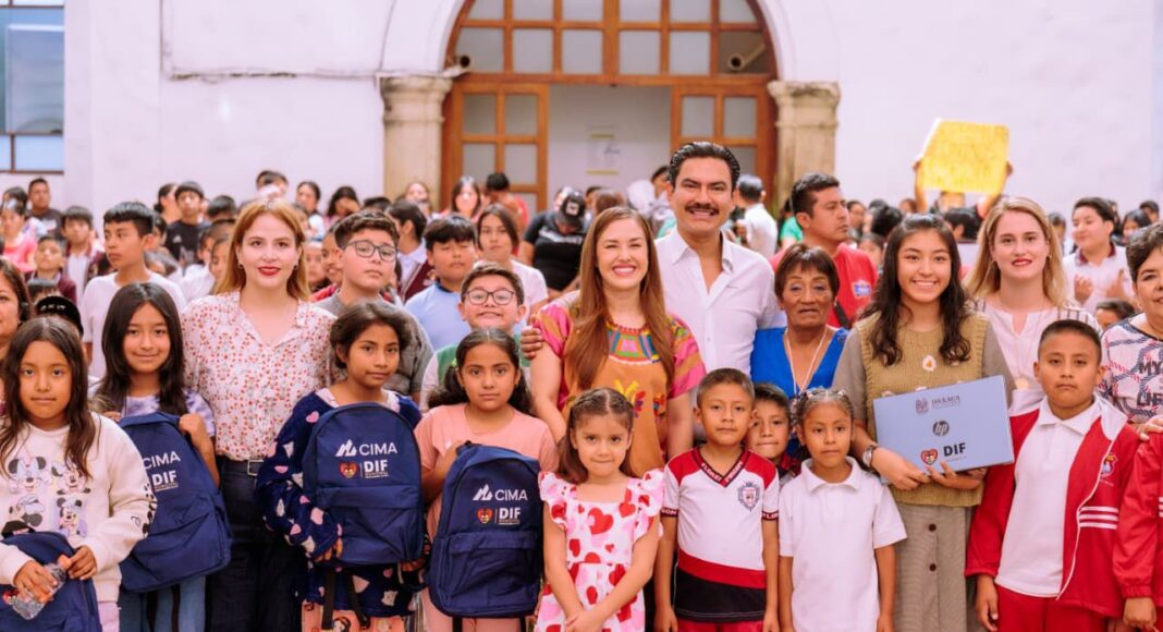 DIF Municipal entrega útiles escolares a niñas y niños de Oaxaca de Juárez