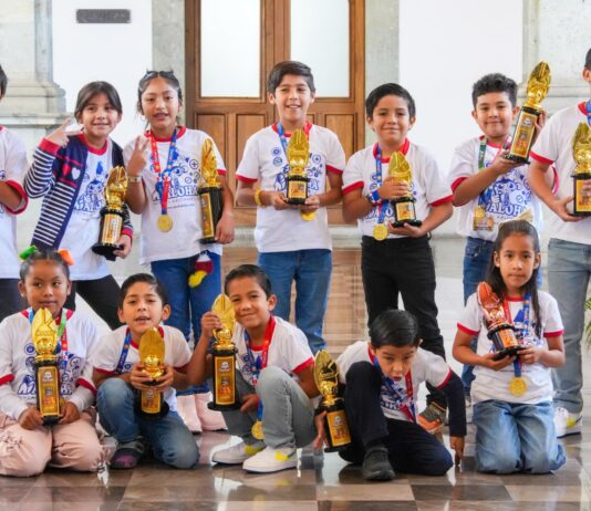 Reconoce Gobierno estatal a niñas y niños que pusieron en alto a Oaxaca en concurso internacional de aritmética