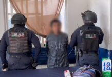 Cae por presunto robo con violencia a una tienda Oxxo; aseguran arma y mercancía