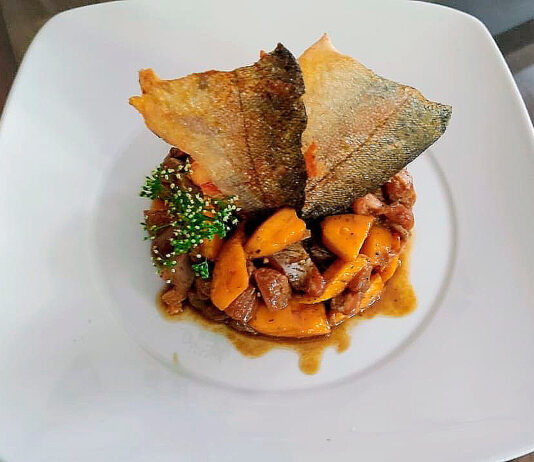 Tartare de salmón aderezado con mango